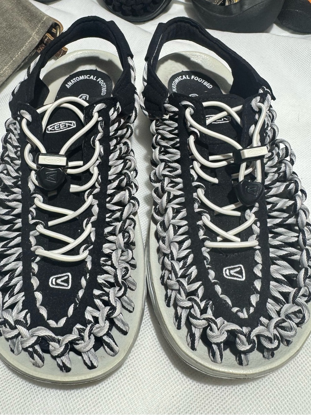 Keen UNEEK WOVEN WHITE AND BLACK COLOR Sz 8